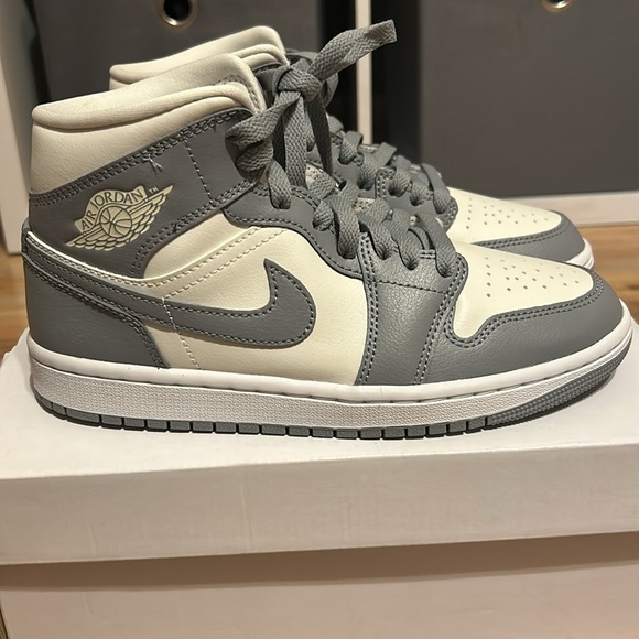 WMNS Grey Air  Jordan 1 Mids - Picture 2 of 6